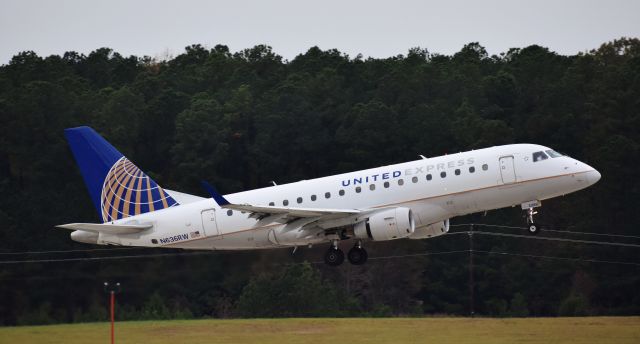 Embraer 170/175 (N636RW) - A Republic E170 rotates from a very, very cold RDU on 11/12/17.  Wind chill at 35... hey, Im a Southerner, I wuss out at that temperature.