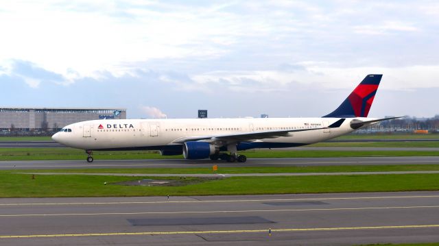 Airbus A330-300 (N818NW) - Delta Airbus A330-323 N818NW in Amsterdam 