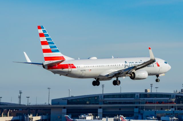 Boeing 737-800 (N337PJ) - American Airlines 737-800 landing at DFW on 12/27/22. Taken with a Canon R7 and Tamron 70-200 G2 lens.