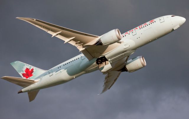 Boeing 787-8 (C-GHPQ) - Air Canada 787 diverted to CFB Trenton instead of landing in Toronto due to weather!br /br /Coming from Copenhagen