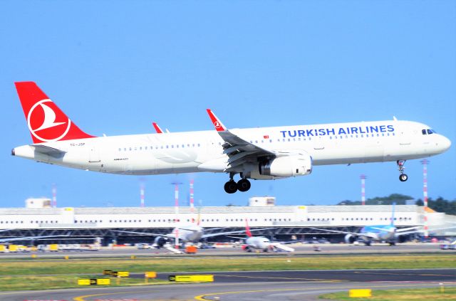 Airbus A321 (TC-JSF)
