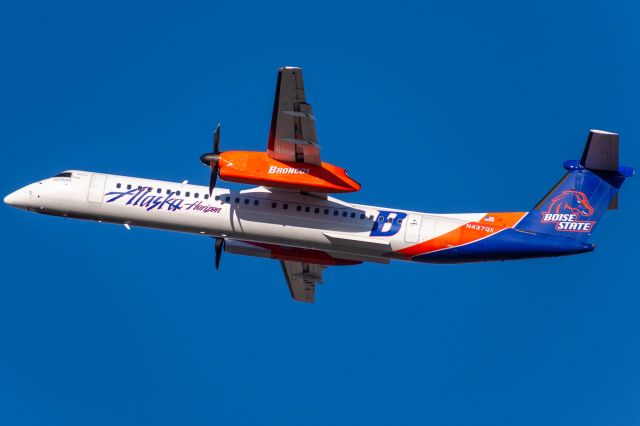 de Havilland Dash 8-400 (N437QX)