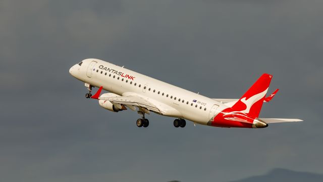 Embraer ERJ-190 (VH-UYZ)