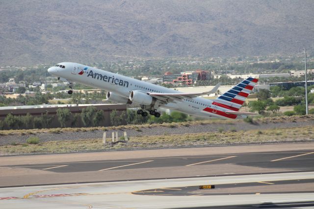 Boeing 757-200 (N940UW)