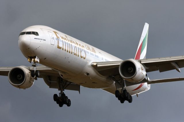 BOEING 777-300 (A6-EMS)