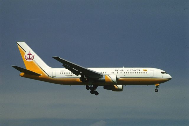 BOEING 767-200 (N604TW) - Final Approach to Narita Intl Airport Rwy16 on 1987/09/10