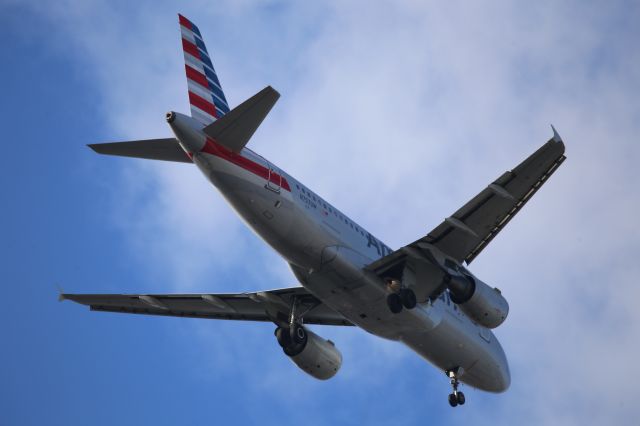 Airbus A319 (N757UW)