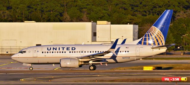 Boeing 737-700 (N17752) - United Airlines Boeing 737-724 departing George Bush Intercontinental Airport (IAH) Houston, Tx