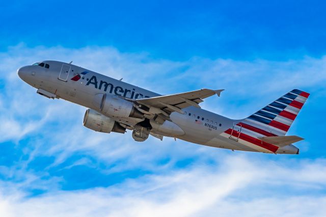 Airbus A319 (N763US) - American Airlines A319 taking off from PHX on 11/28/22. Taken with a Canon 850D and Tamron 70-200 G2 lens.