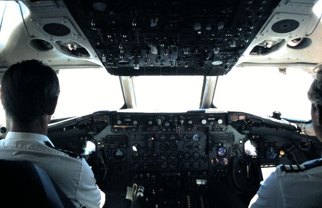 Douglas DC-9-10 (Ph) - Flight 1976 from Moskau to Amsterdam, cockpit DC9