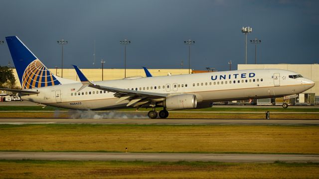 Boeing 737-900 (N68452) - 22 arrival.