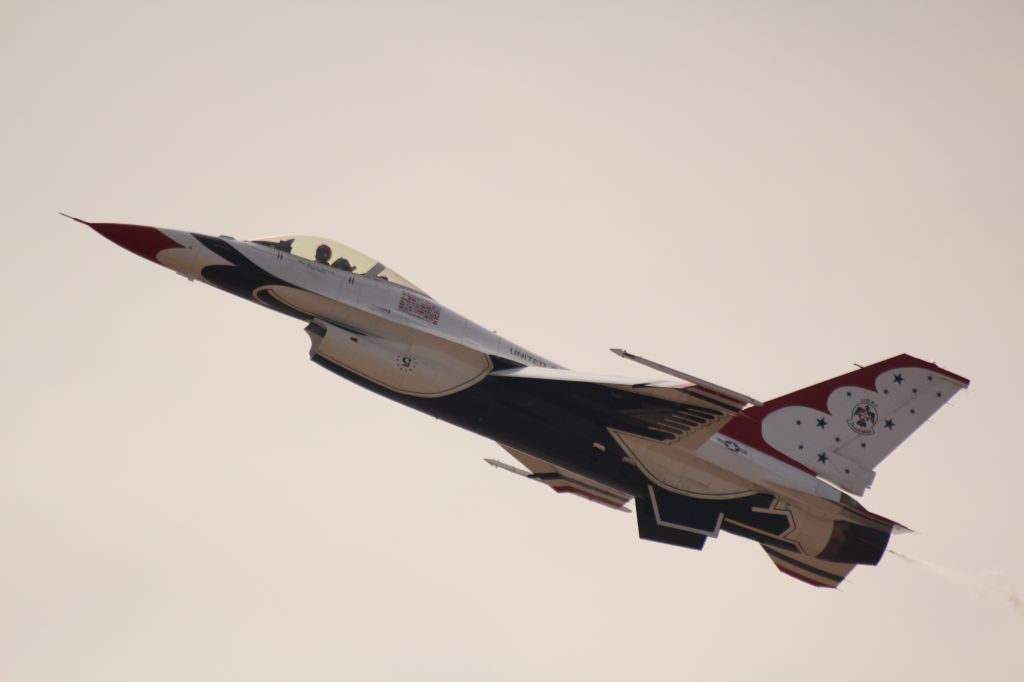 Lockheed F-16 Fighting Falcon —