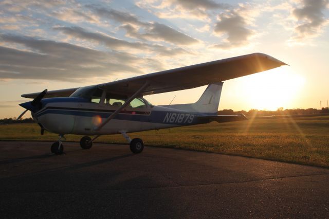 Cessna Skyhawk (N61879)