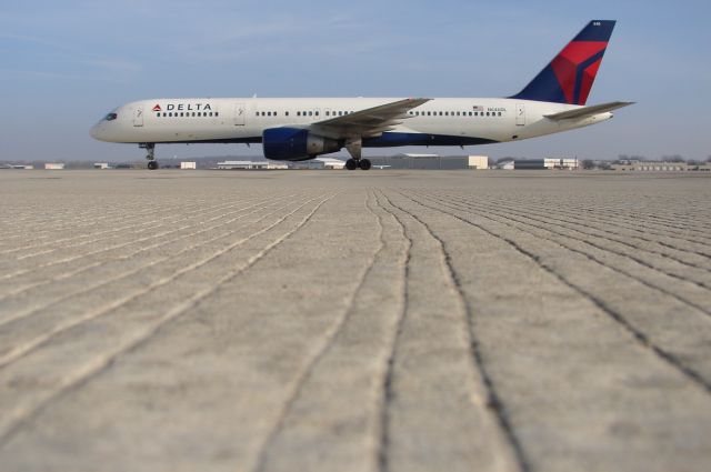 Boeing 757-200 (N646DL) - almost looks like a toy from this point of view