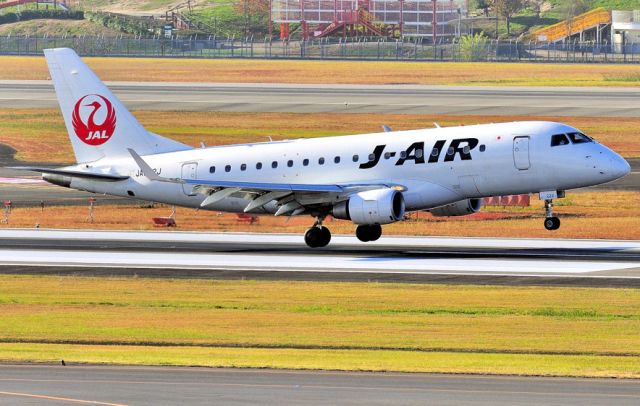 Embraer 170/175 (JA222J) - Landing