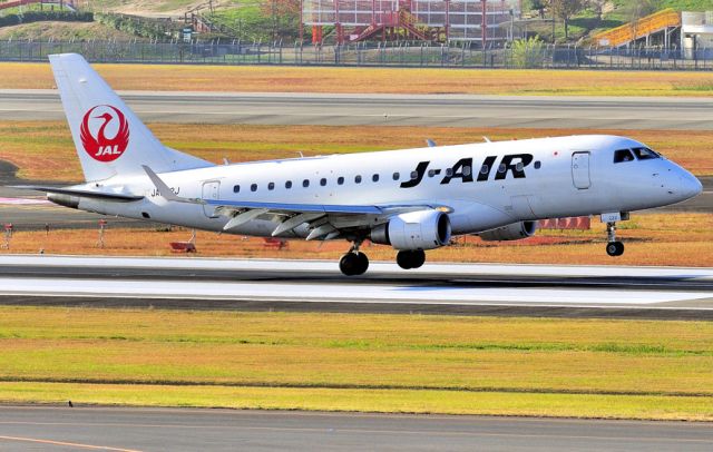 Embraer 170/175 (JA222J) - Landing