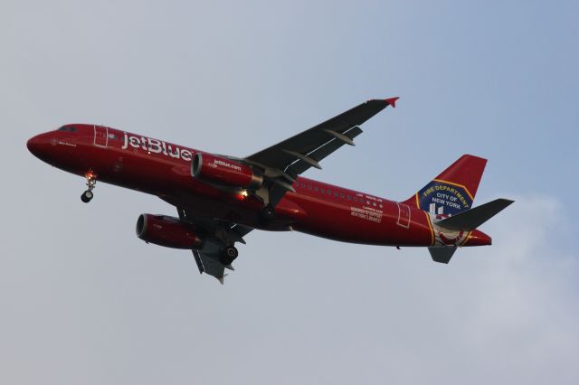 Airbus A320 (N615JB)