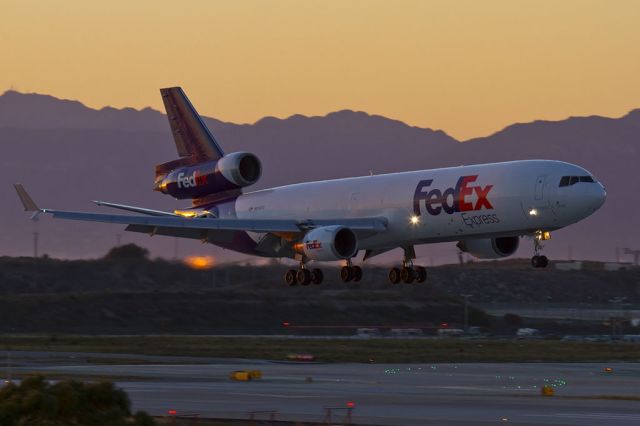 Boeing MD-11 (N609FE) - FedEx N609FE (FLT FDX500) from Memphis Intl (KMEM) landing RWY 7R.