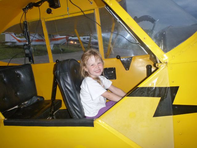 — — - Malika veut faire un tour d'avion......