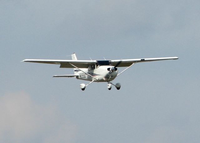 Cessna Skyhawk (N5253Q) - Landing at Downtown Shreveport.