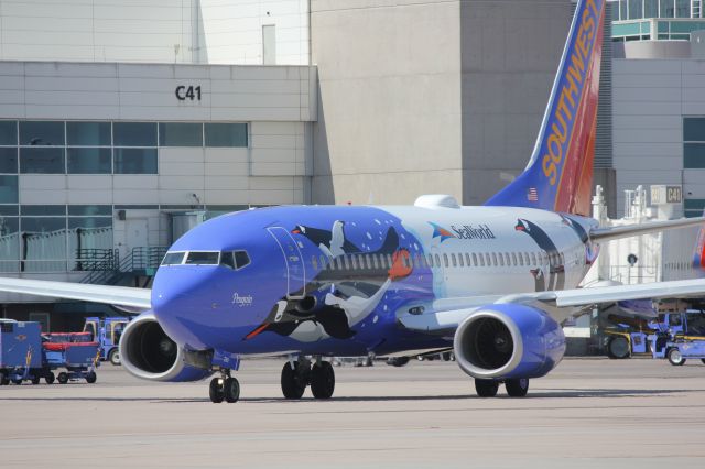 Boeing 737-700 (N280WN) - taxiing out for take off.