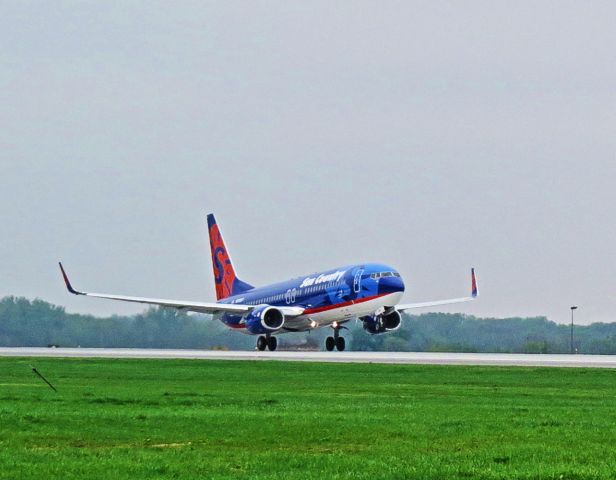 Boeing 737-800 (N818SY)