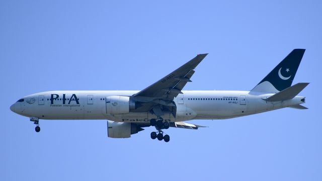 Boeing 777-200 (AP-BGJ)