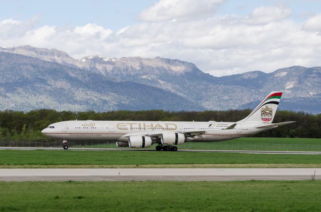 Airbus A340-500 (A6-EHD)