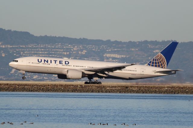 Boeing 777-200 (N204UA)