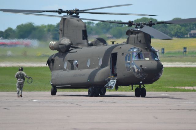 Boeing CH-47 Chinook — - SD NG CH-47 prepping launch at KFSD - 6-1-2012