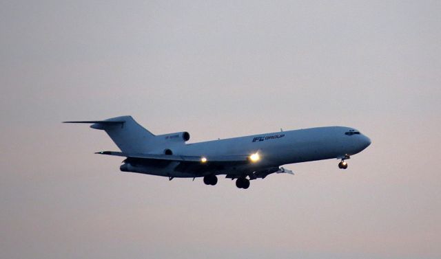 BOEING 727-200 (N215WE) - IFL Group B727-2S2F(A)(RE) landing at KLGB this afternoon. N215WE.