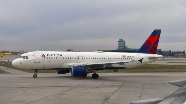 Airbus A320 (N377NW) - Delta Airbus A320-211 N377NW in Detroit 