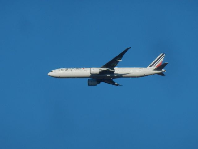 BOEING 777-300ER (F-GSQA) - An Air France Boeing B777-328(ER) Flies By My House Approaching Dulles International Airport