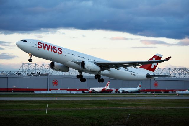 Airbus A330-300 (HB-JHN)