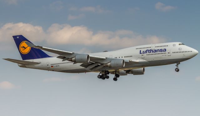 Boeing 747-400 (D-ABTK) - Arriving from Frankfurt as DLH470