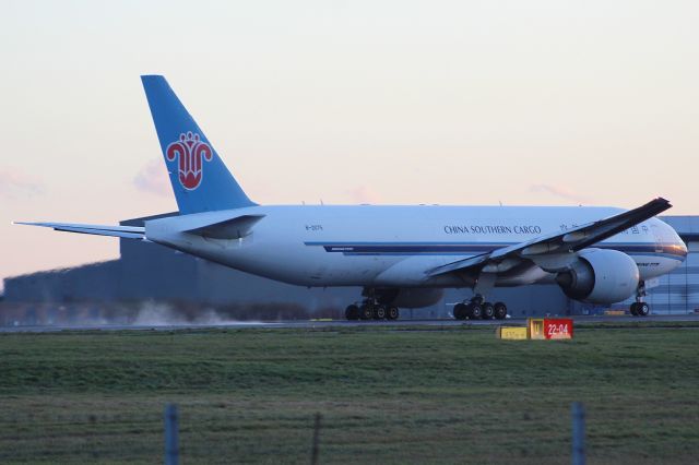 BOEING 777-200LR (B-2075) - A China Southern Cargo B777F taking off from runway 22 at Stansted Airport.br /br /Location: London Stansted Airport.br /Date: 26.12.22