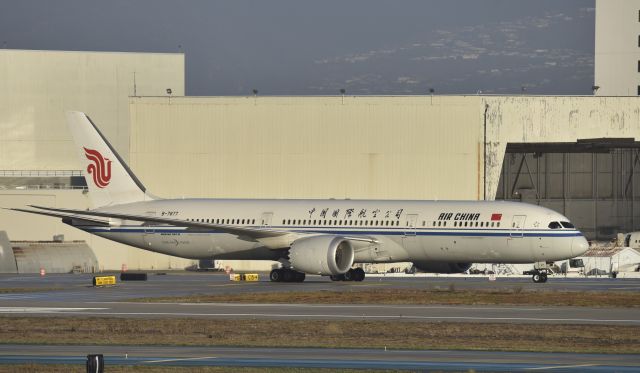 Boeing 787-9 Dreamliner (B-7877) - Taxiing to gate at LAX