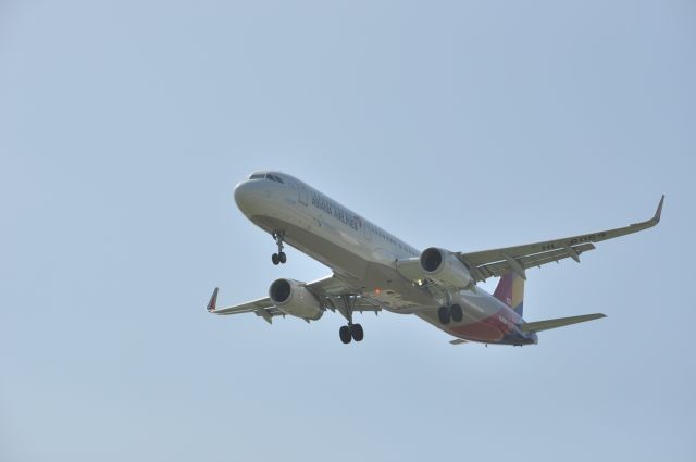 Airbus A321 (HL8059) - An A321 is approaching runway 01.