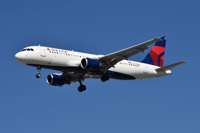 Airbus A320 (N333NW) - 23-L
