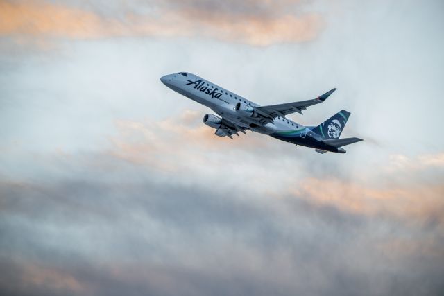 EMBRAER 175 (long wing) (N620QX)