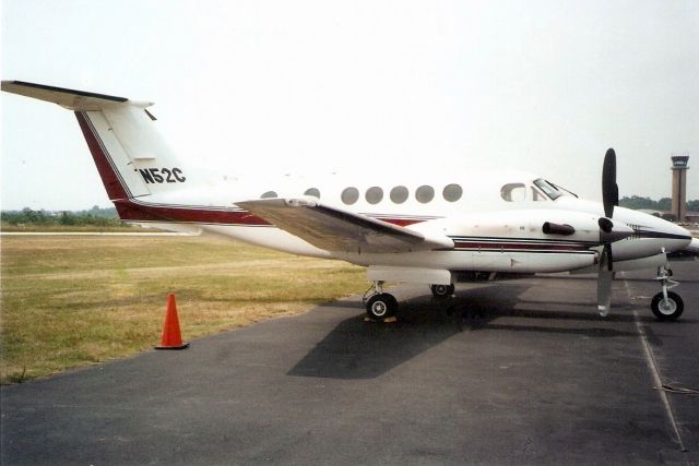 Beechcraft Super King Air 300 (N52C) - Seen here in May-00.  Exported to Venezuela 5-Mar-08 where it became YV2513.