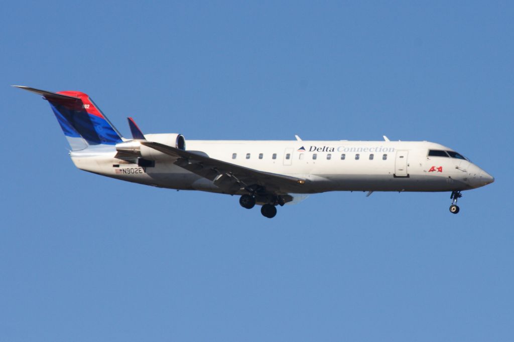 Canadair Regional Jet CRJ-200 (N902EV)