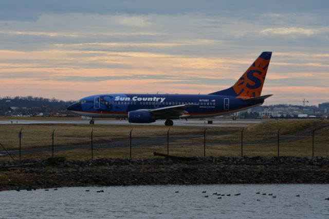 Boeing 737-700 (N713SY)