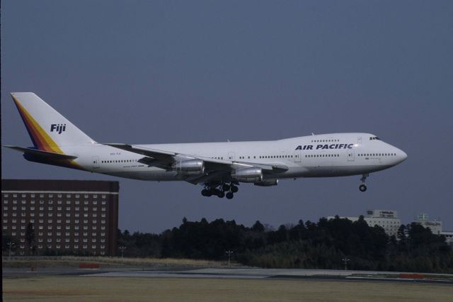 Boeing 747-200 (DQ-FJI) - Short Final at Narita Intl Airport Rwy16R on 1999/04/01