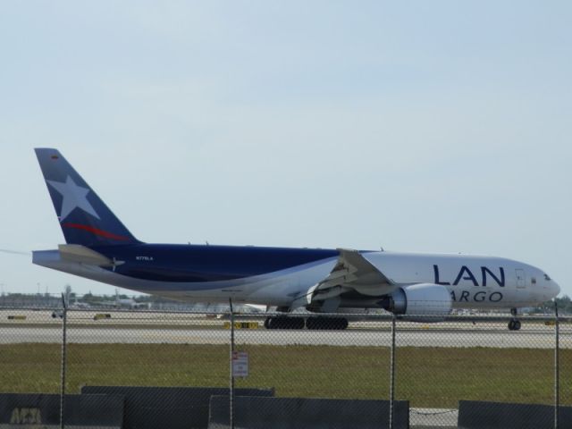 BOEING 777-200LR (N776LA)