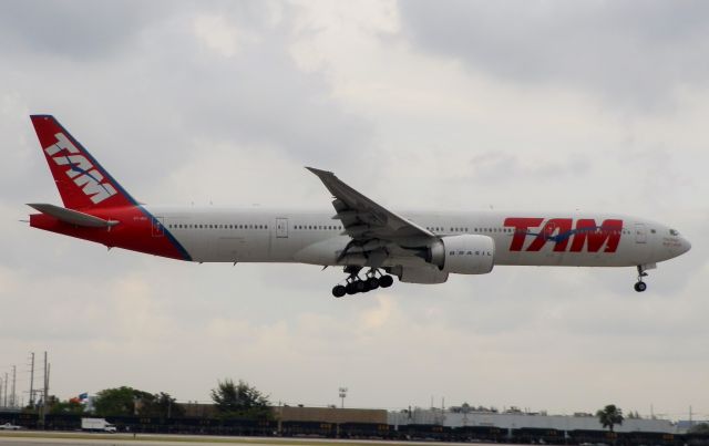 BOEING 777-300 (PT-MUI)