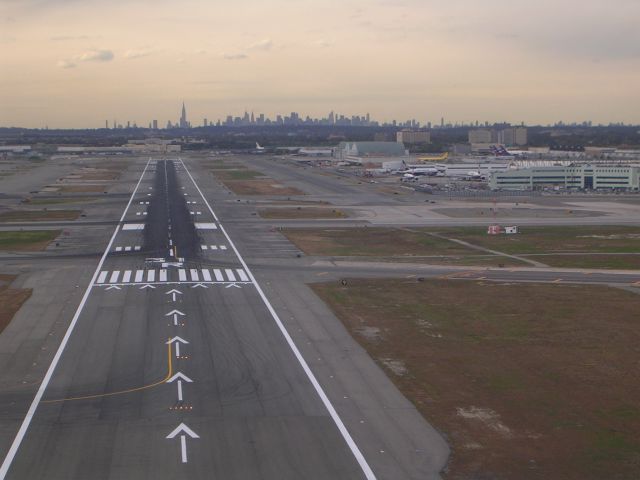 Boeing 787-8 — - Final aproach to 31R