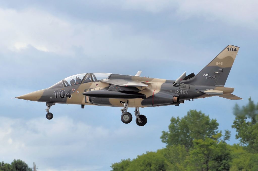 DASSAULT-BREGUET/DORNIER Alpha Jet (C-FHTO) - Approaching rwy 25.