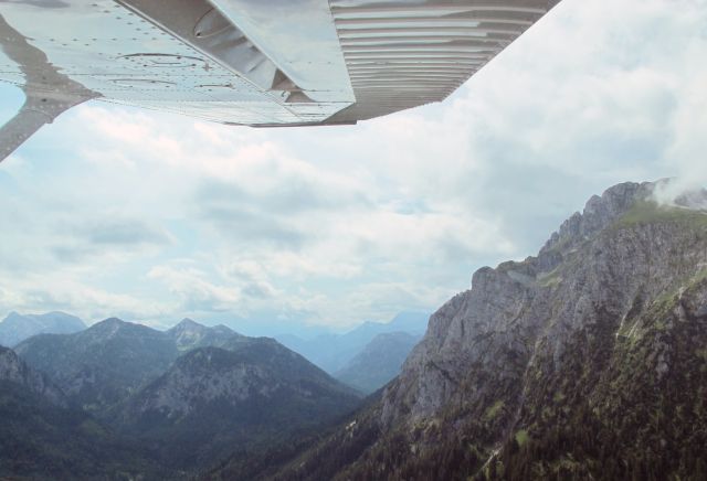 Cessna Skyhawk (D-EEFS) - Flying in the German Alps.