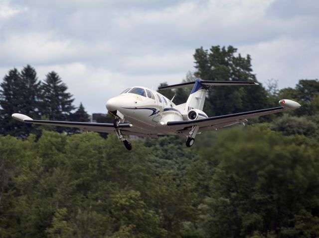 Eclipse 500 (N778TC) - Take off runway 26.